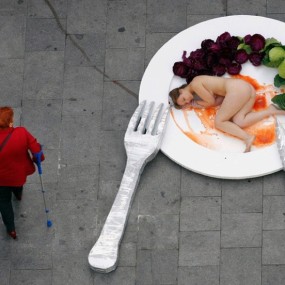 西班牙艺术家化身一盘肉 呼吁素食