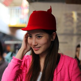 戴牛头帽子的小妹