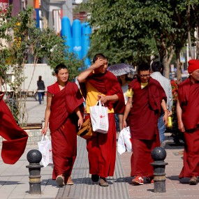 逛街的年轻喇嘛