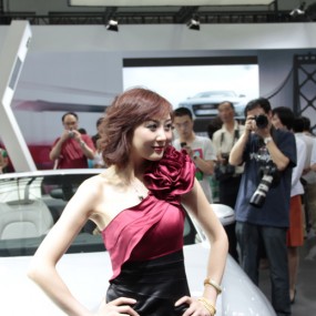 奥迪TT的妖艳美女