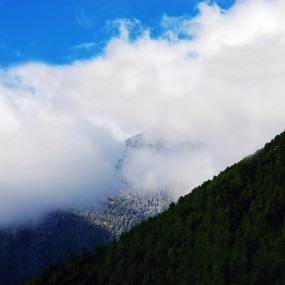 《山雾中的初雪》