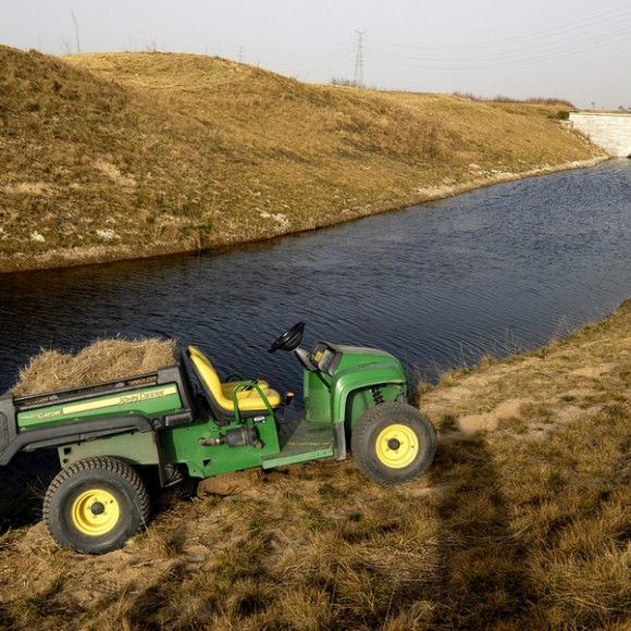春风抚大地，渭水伴夕阳