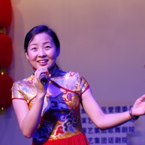 马年甜妹子：歌手马甜子春节演唱抓拍