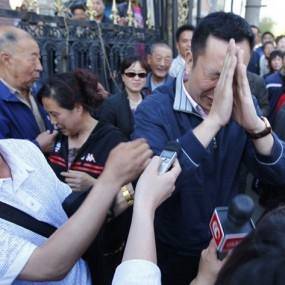 长春23岁女子穿婚纱跳楼被救震撼瞬间