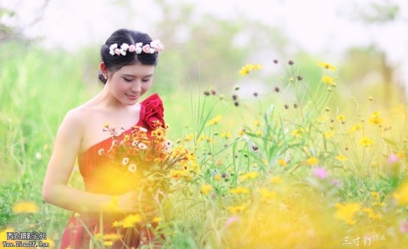 草暖云昏万里春，宫花拂面送新人