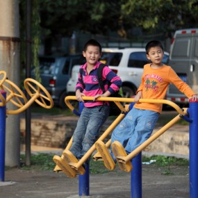 0912，秦川厂操场上的小屁孩