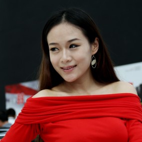 西安五一汽车展——有点像章子怡的红衣车模