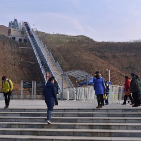 白鹿原影视城的自动扶梯