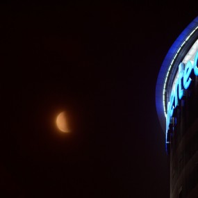 穹顶之上的月食