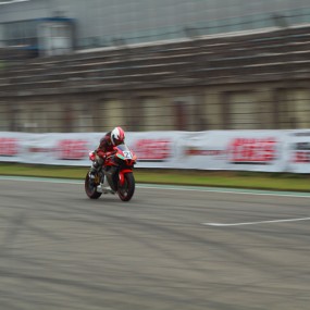 公路赛飙车抓拍