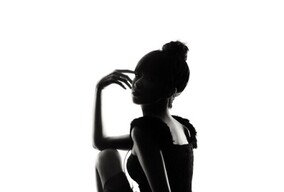 黑与白之间的我