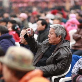 把庙会上的精彩演出拍下来