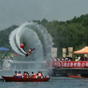 汉城湖水上飞人