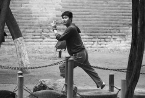 在城墙根打了个盹