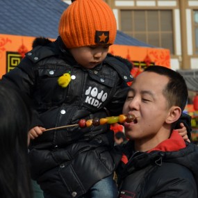 逛庙会-扛在肩上的甜蜜