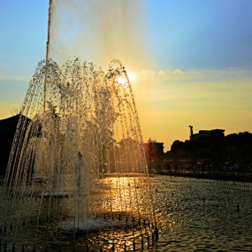 逆光大雁塔喷泉