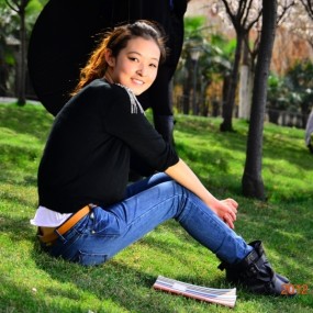 美丽思源（六）草地上的学妹