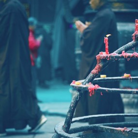 叶落禅院冷，诵经僧俗人