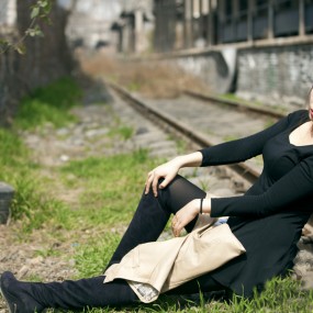 2012318纺织城艺术区-------废墟中的冷艳美女