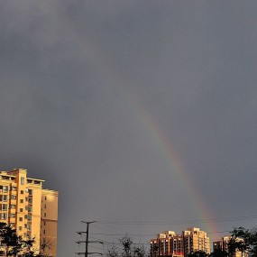 今天旁晚西安天空出现祥瑞的彩虹