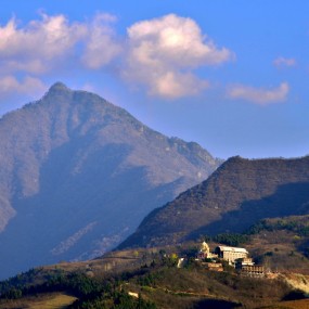远眺圣母山 山下桃花盛开