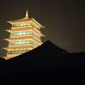 不同色光下的长安塔