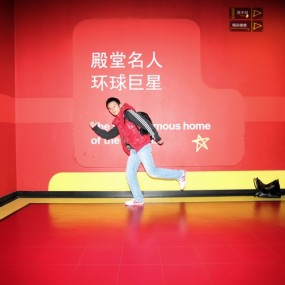 跟这面墙算是杠上了~~