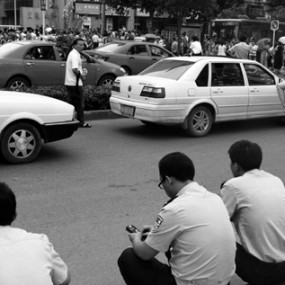 房地产商拖欠业主两年的房子没交，业主聚众挡公路