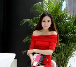 稍息的红衣女郎