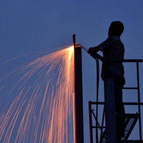 城市建设中的电焊工