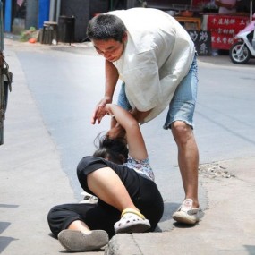 丈夫因琐事街头暴打妻子