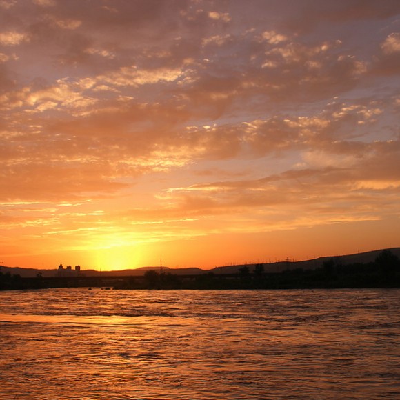 日落西山红霞飞