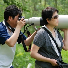 巨炮架在人体三角架上