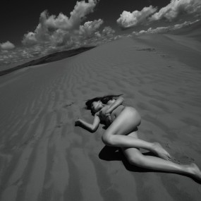 青海湖黑白人像