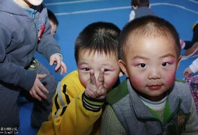 一群帅哥和美女