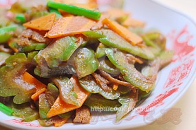 苦瓜炒罐头凤尾鱼