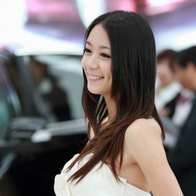 车展上，个人认为，笑的最可爱的美女！