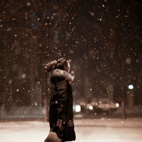 刚好下雪 ，刚好拿着相机，刚好身边还有一个女孩