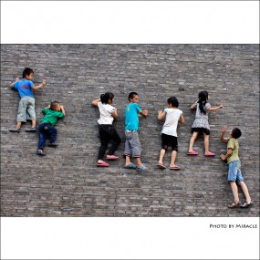 城墙下玩耍的孩子们