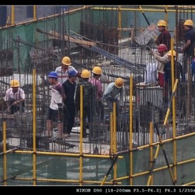 昔日爹娘在山上种树木，今日俺们在城里栽钢筋。