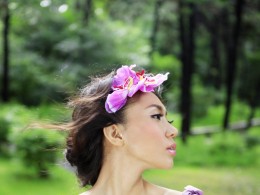 一对开朗幸福的情侣