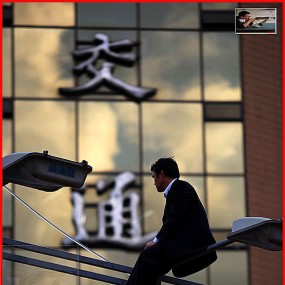 一男子天桥自杀的瞬间