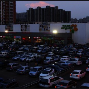 夜幕降临下的广场