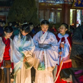 广仁寺法会 市民燃灯祈福