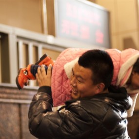 春运<回家>火车站的“小候鸟”