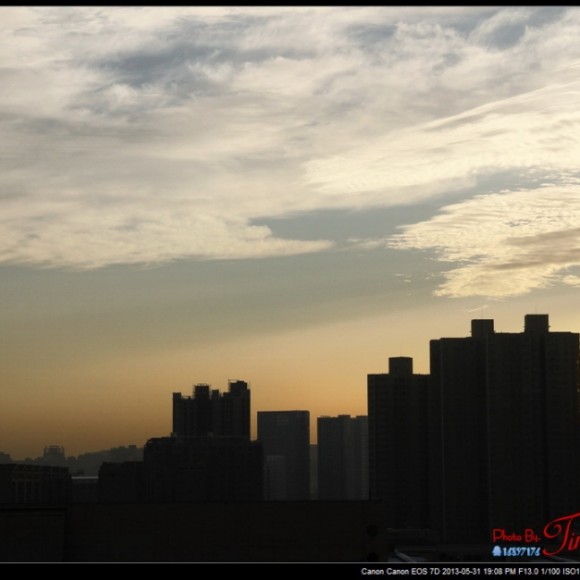 一组夕阳，阴雨天的云层慢慢离去，透出夕阳