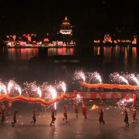 羊年春节：铁水钢花火龙秀