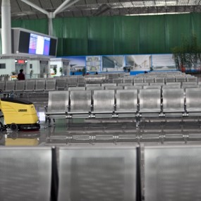 实拍人员稀少的西安北客站