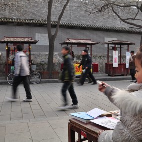 《马路边的小女孩》