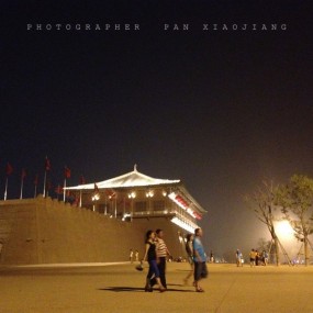 用手机记录所见。